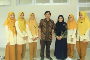 Tim PKM D’LIPS bersama Bapak Taufiqur Rahman, SIP., MA., Ph.D selaku Wakil Rektor I Bidang Akademik, Kemahasiswaan dan Kerjasama Universitas ‘Aisyiyah Yogyakarta dan Ibu Isnin Aulia Ulfah Mu’awanah, S.Si., M.Sc selaku Ketua Program Studi D4 Teknologi Laboratorium Medis Universitas ‘Aisyiyah Yogyakarta sekaligus dosen pembimbing dalam kegiatan PKM Kewirausahaan