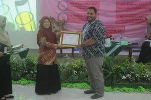 Penyerahan kenang-kenangan kepada dr. Aji Bagus W., M.M.R. oleh Ibu Isnin Aulia Ulfah M., S.Si., M.Sc