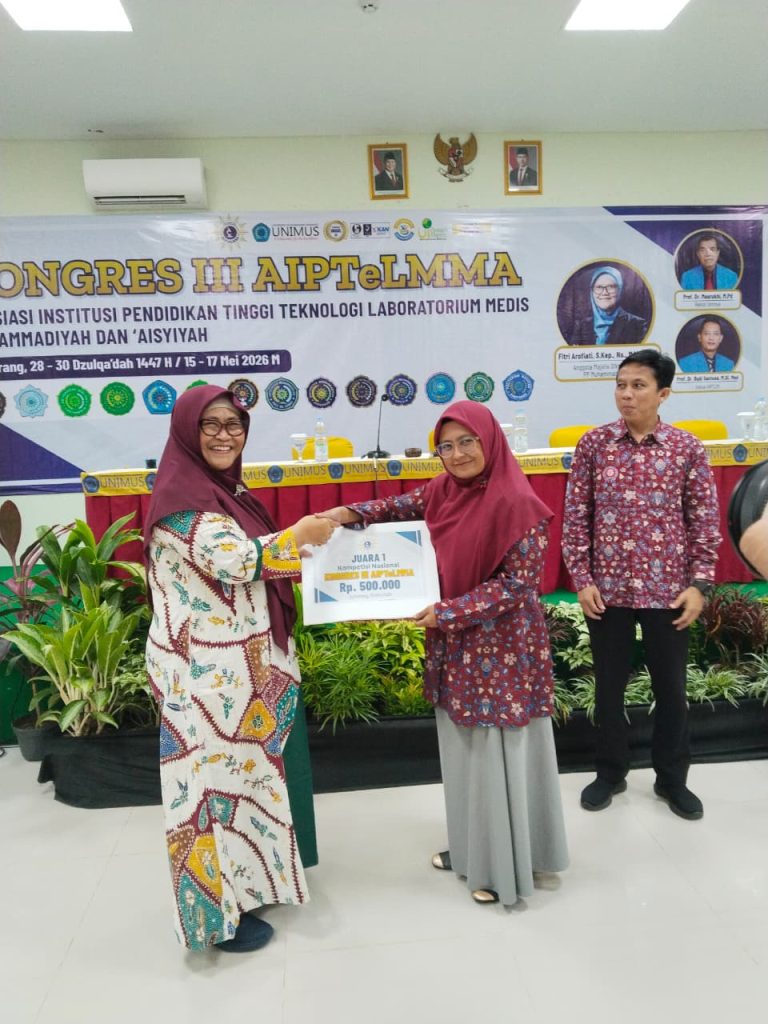 Penerimaan Simbolis Reward Pemenang oleh Koordinator Kemahasiswaan Prodi